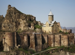 კათოლიკოსი ევდემოზი წინ აღუდგა ბაგრატიონთა და სხვა დიდებული გვარის შვილთა სიყრმიდანვე ყაენის კარზე აღზრდის იმდროინდელ ჩვეულებას