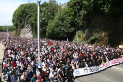 მოდიან, მოედინებიან უწყვეტ ნაკადად, მოაქვთ ჩემი ქვეყნის დიდება, პატივი, სიწმინდე და სიყვარული!