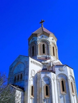 სალოცავს კარი რამდენჯერმე დაჰკიდეს, მაგრამ ყოველ ჯერზე ჩამოვარდა. სწორედ ამიტომ მას "კარუგდებელი" უწოდეს