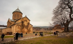 "უეცრად ტირილის ხმა შემომესმა და დავინახე, როგორ ქვითინებდა ხელებში თავჩარგული ჩემი ინგლისელი სტუმარი..."