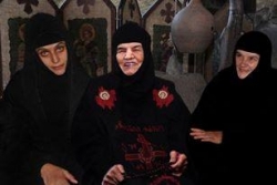 ერთი სახლეულიდან სამი თაობა მონასტრის დებთან ერთად უფალს ადიდებენ 